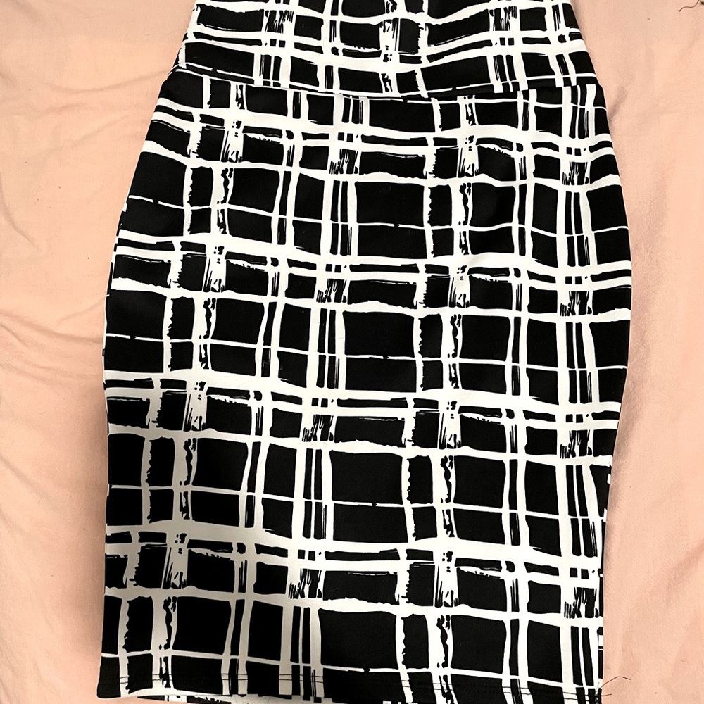 🖤🤍Black and white knee length pencil skirt 🖤🤍